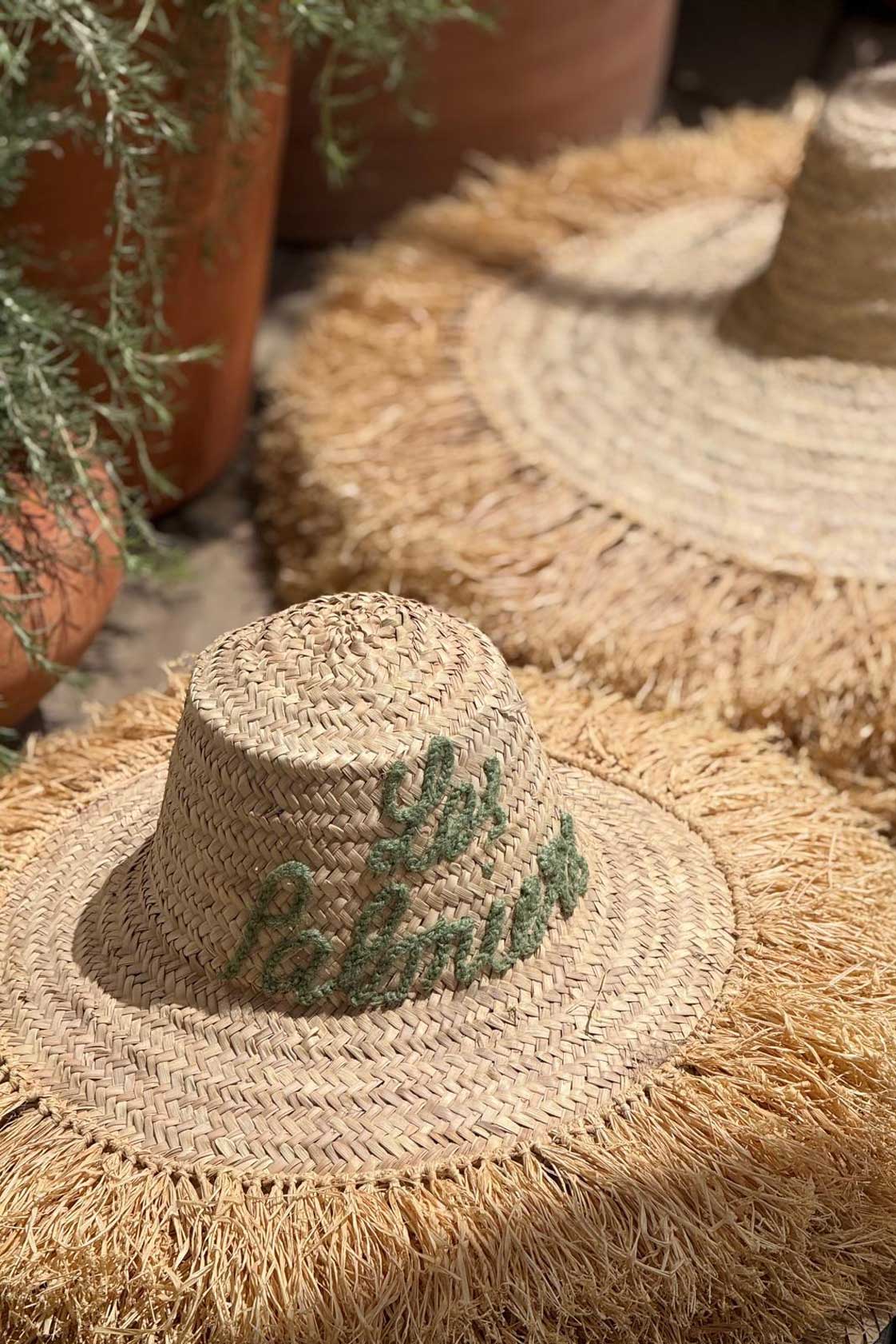 Handgemachte Strohhüte sind ideale Begleiter im Sommer.