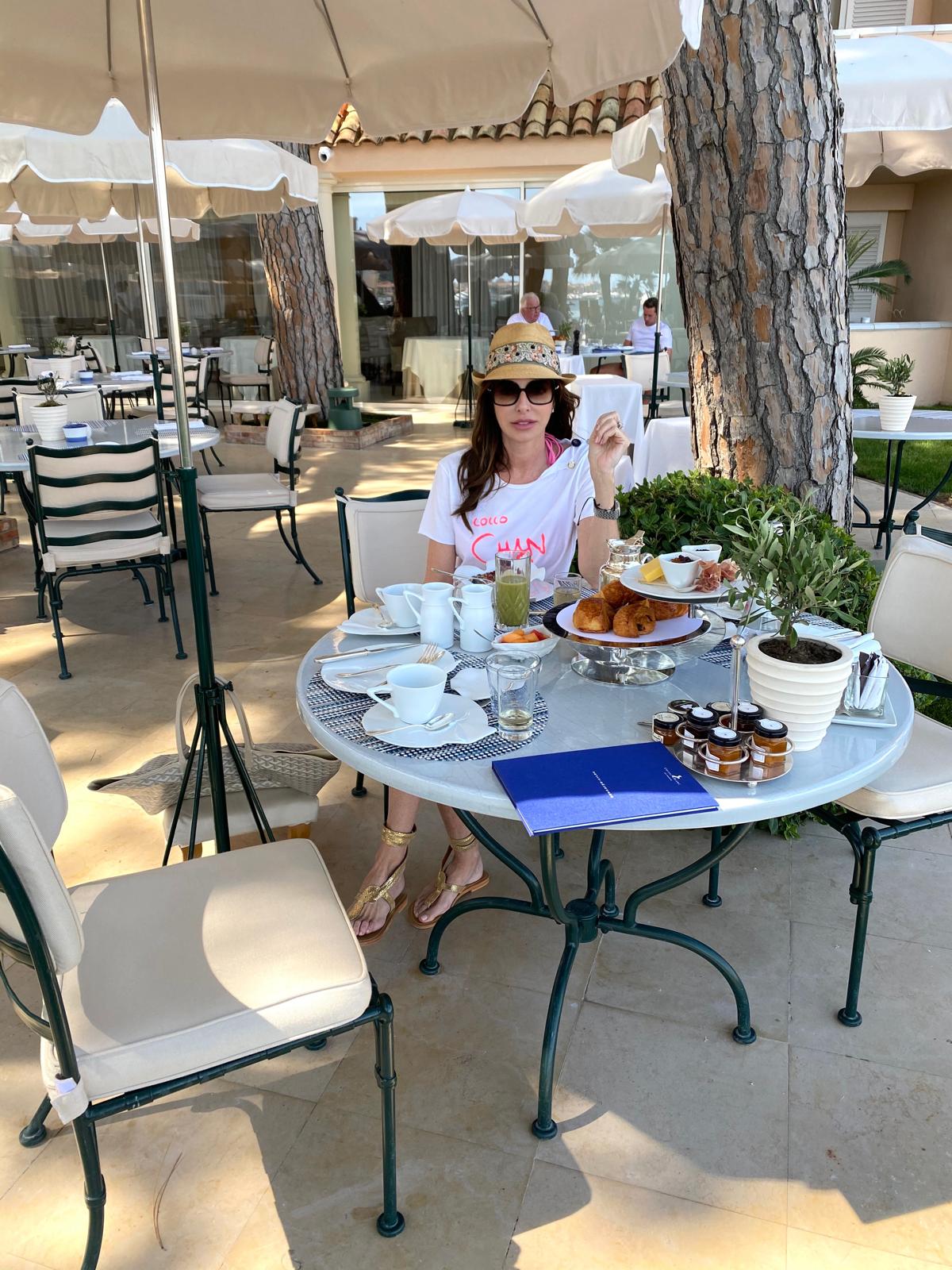 Das Frühstück im Cheval Blanc St. Tropez, serviert im Restaurant La Terrasse, ist ein kulinarisches Erlebnis, das den Geist des Mittelmeers einfängt.