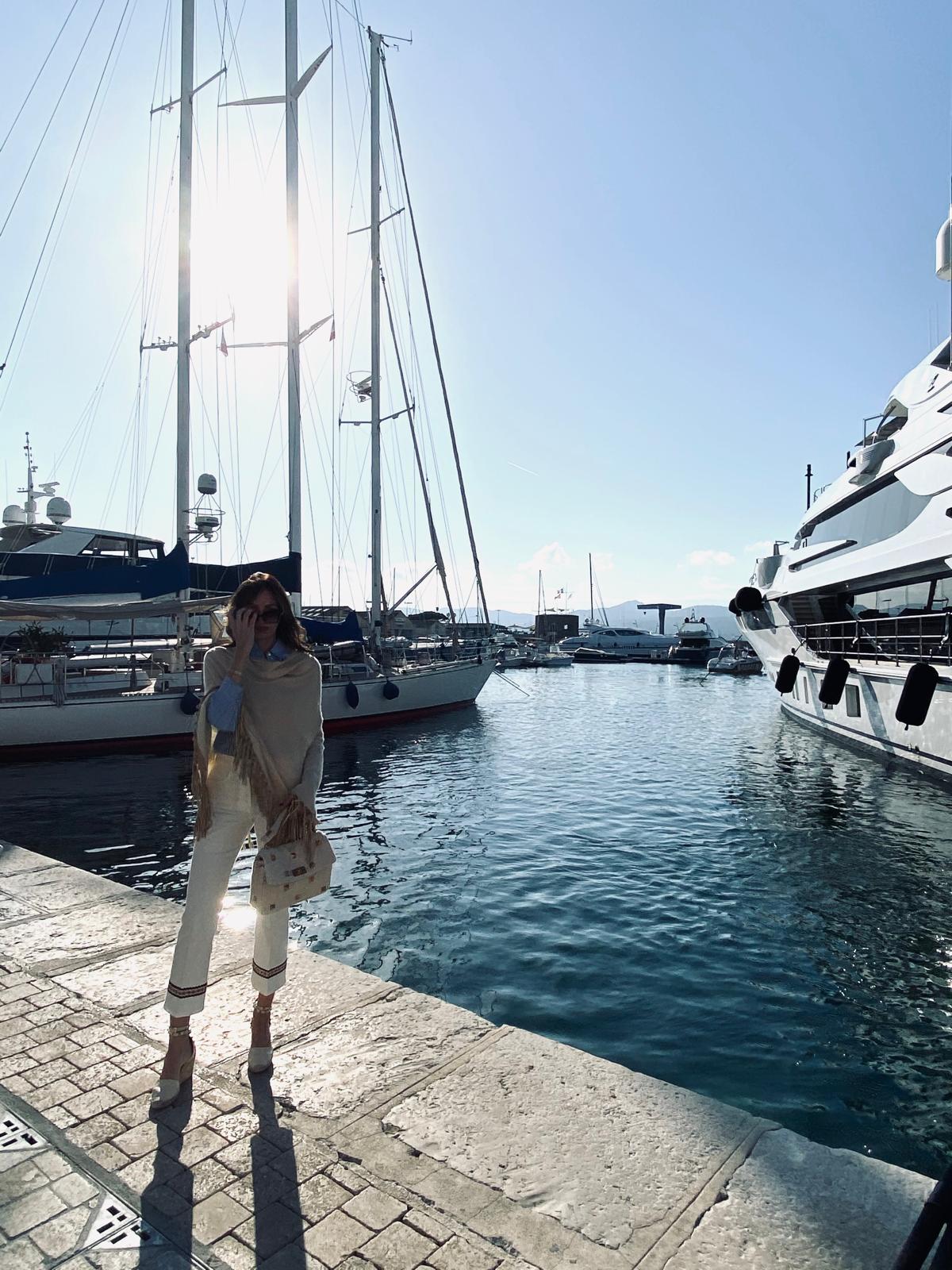 Der Hafen von Saint-Tropez ist bekannt für seine luxuriösen Yachten und seine elegante Atmosphäre.