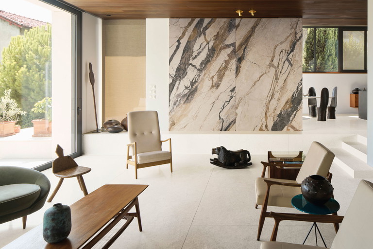 Stilvolles Wohnambiente mit den Farben Breccia Phoenix und White Aura – eine harmonische Verbindung aus kühler Eleganz und warmer Helligkeit.