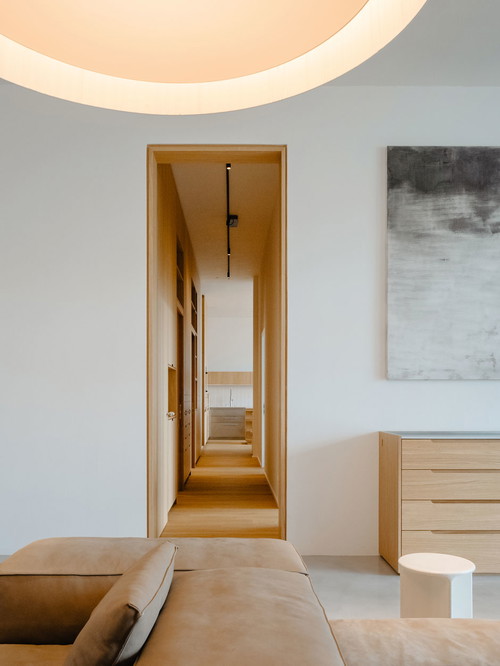 Der ausbalancierte Materialmix sorgt in dem modernen Apartment für die richtige
Portion Gemütlichkeit.