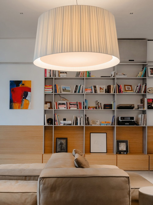 Der ausbalancierte Materialmix sorgt in dem modernen Apartment für die richtige
Portion Gemütlichkeit.