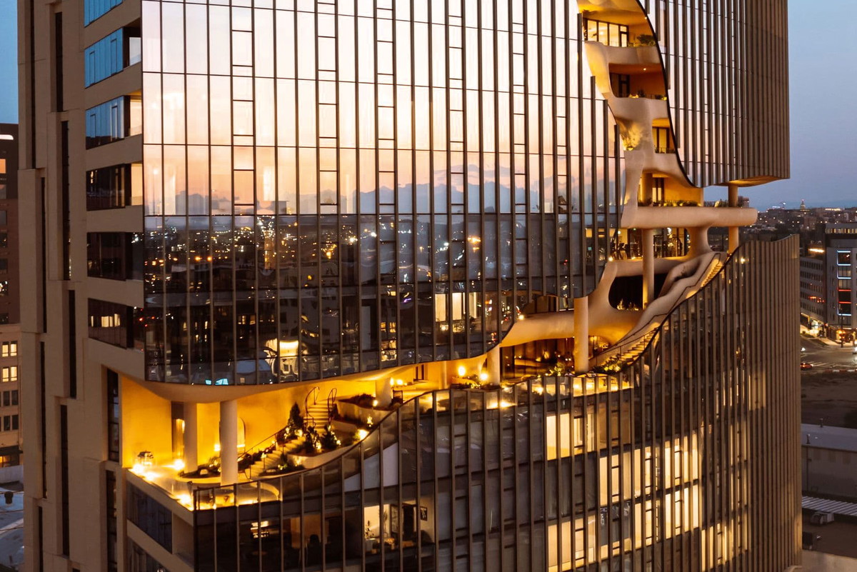 One River North, Denver
Insgesamt verfügt der 17-stöckige Tower über 
187 Apartments. Das größte Wow ist ohne jeden Zweifel der Crack, der sich wie ein vertikaler Canyon durchs Gebäude zieht – mit Balkonen, Terrassen 
und witterungsgeschützten Gärten für alle. 
