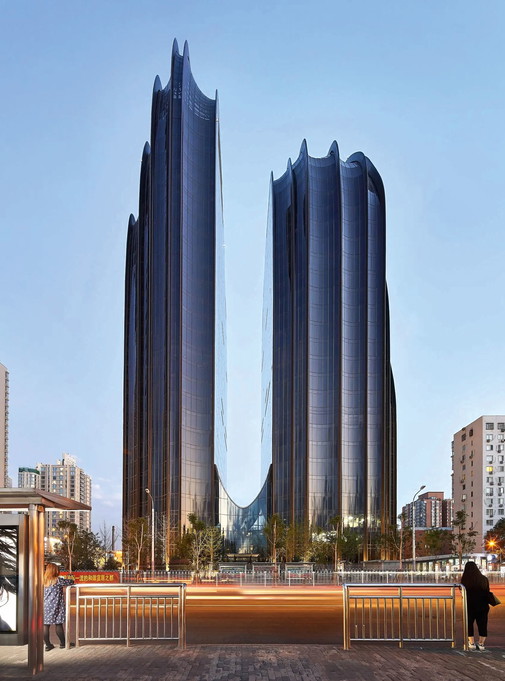 Chaoyang Park Plaza, Peking
Die beiden Bürotürme am Chaoyang Park sind ein bewusster Konterpart zur harten, mineralischen Stadt – und passen sich der Natur 
mit weichen, organischen Formen an. 