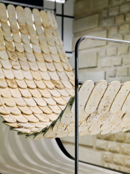 Myzelien
Die Arbeit mit Pilzsporen ist einer der derzeit wichtigsten Forschungsbereiche in der Architektur. Der biologische Baustoff kann für Möbel, Wände und Akustikpaneele verwendet werden.  
mogu.bio, biohm.co.uk, ecovative.com