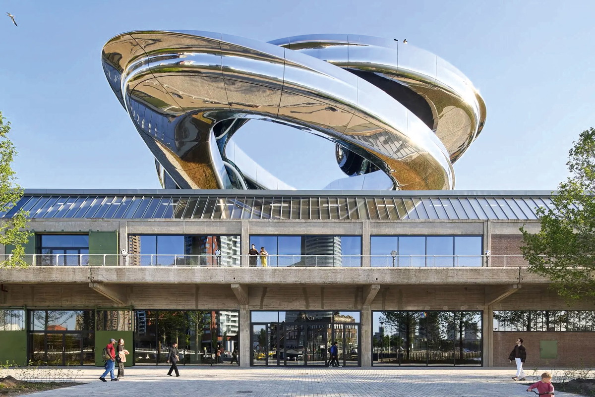 Museum Fenix, Rotterdam
Auf das Dach einer langgestreckten Betonhalle setzte MAD eine spiralförmige Skulptur aus hochglanzpoliertem Metall. Das Fenix versteht sich als Museum für zeitgenössische Migrationskunst. 
