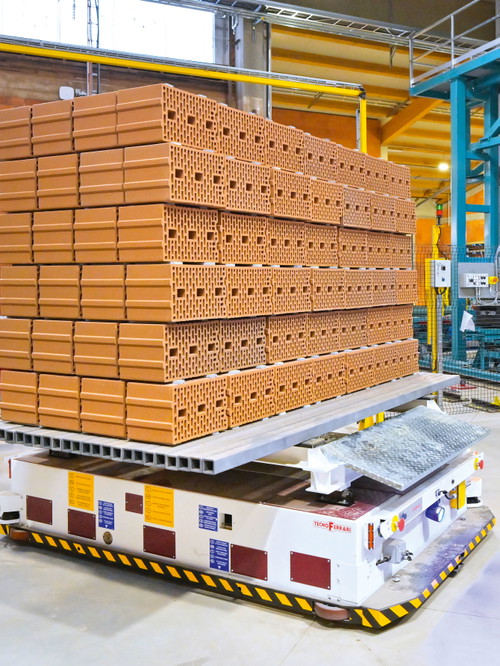 GreenBricks
In Uttendorf, Oberösterreich, hat Wienerberger den bestehenden Gasofen durch einen industriellen ­Elektroofen ersetzt, der mit Ökostrom von der ­eigenen PV-Anlage auf dem Dach betrieben wird. 
wienerberger.at