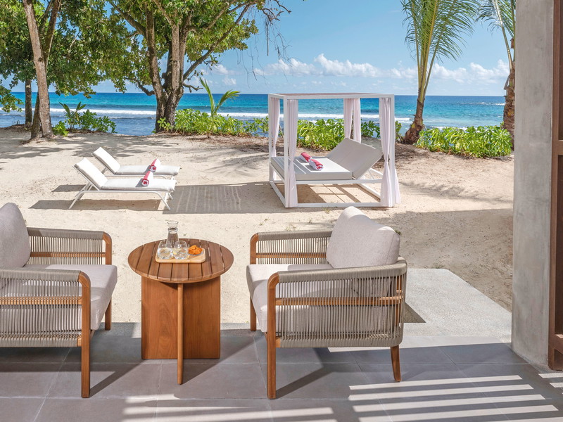 Im »Avani+ Barbarons Seychelles« verschwimmen die Grenzen zwischen drinnen und draußen.