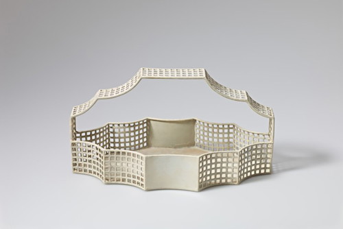 Josef Hoffmann, Henkelkorb, 1907
Ausführung: Wiener Werkstätte
Zinkblech, gestanzt, lackiert