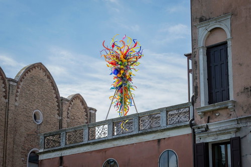 Dale Chihuly, End of the Day Chandelier, 2025. Blown glass and steel. 16 x 8 x 8'. Palazzo Querini alla Carità, Venice, installed 2026. Photo: Nathaniel Willson. Courtesy of Chihuly Studio. © 2025 Chihuly Studio. All rights reserved.