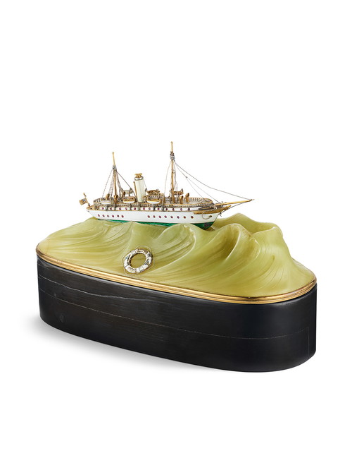 WANDERLUST
Kleinmaßstäbliches Modell der Yacht Varuna, 1906
Gelbgold, Silber, Jaspis, Holz, Email
