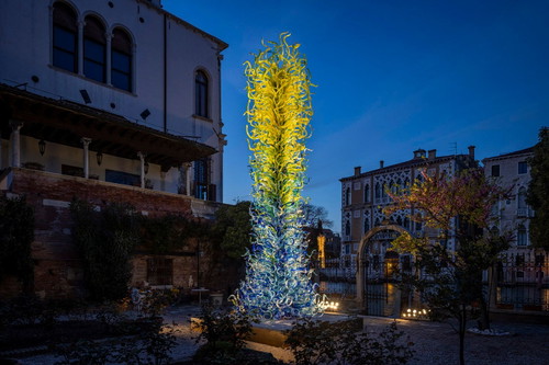 Dale Chihuly, Blue and Green Tower, 2025. Blown glass and steel, 26.5 x 10 x 10 feet. Installation view, Palazzo Balbi Valier, Venice, 2026. Courtesy of Chihuly Studio.