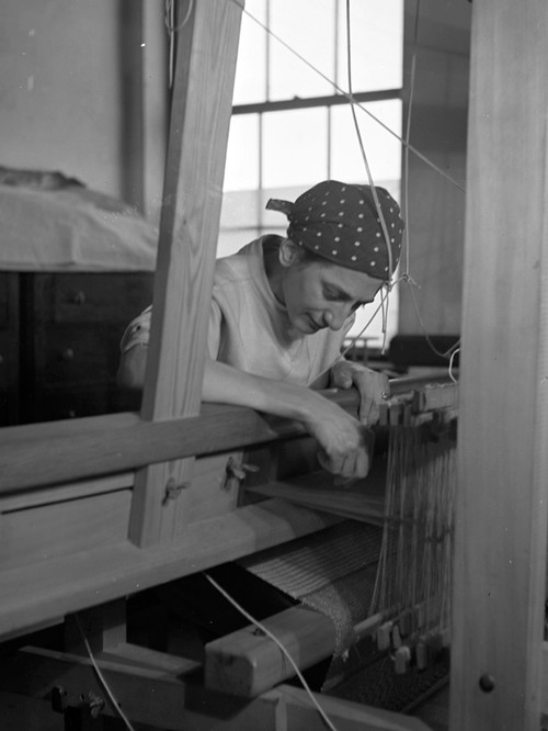 Anni Albers am Webstuhl, Black Mountain College, North Carolina, 1937