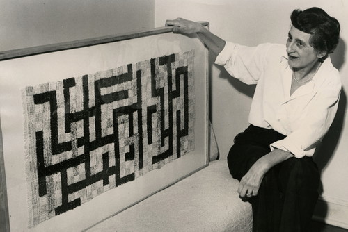 Anni Albers mit ihrer Arbeit Two, New Haven, Connecticut,1952