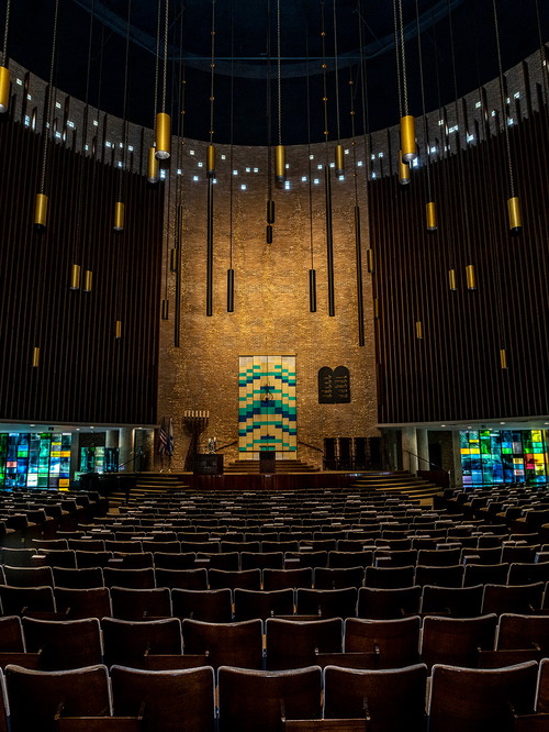 Olan Sanctuary, Tempel Emanu-El, Dallas, Texas, fertiggestellt 1957. Thoraschreinpaneele von Anni Albers, Buntglasfenster von György Kepes