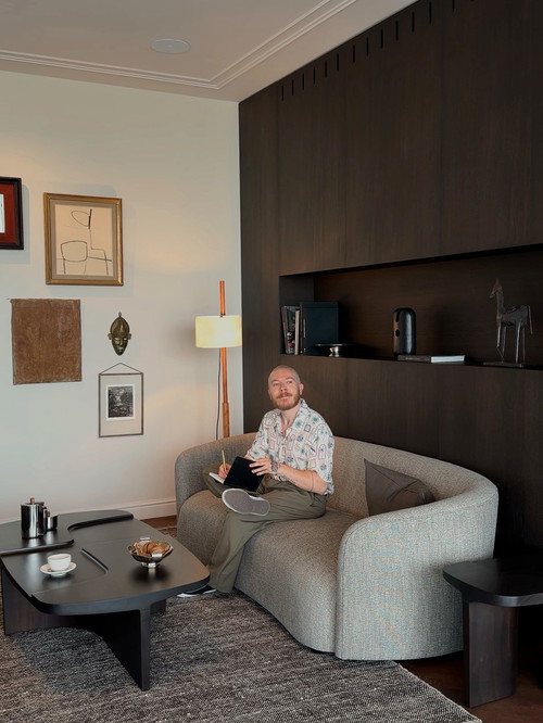 Redakteur Sebastian Krebitz gönnt sich eine Pause im  »Collectors Apartment«