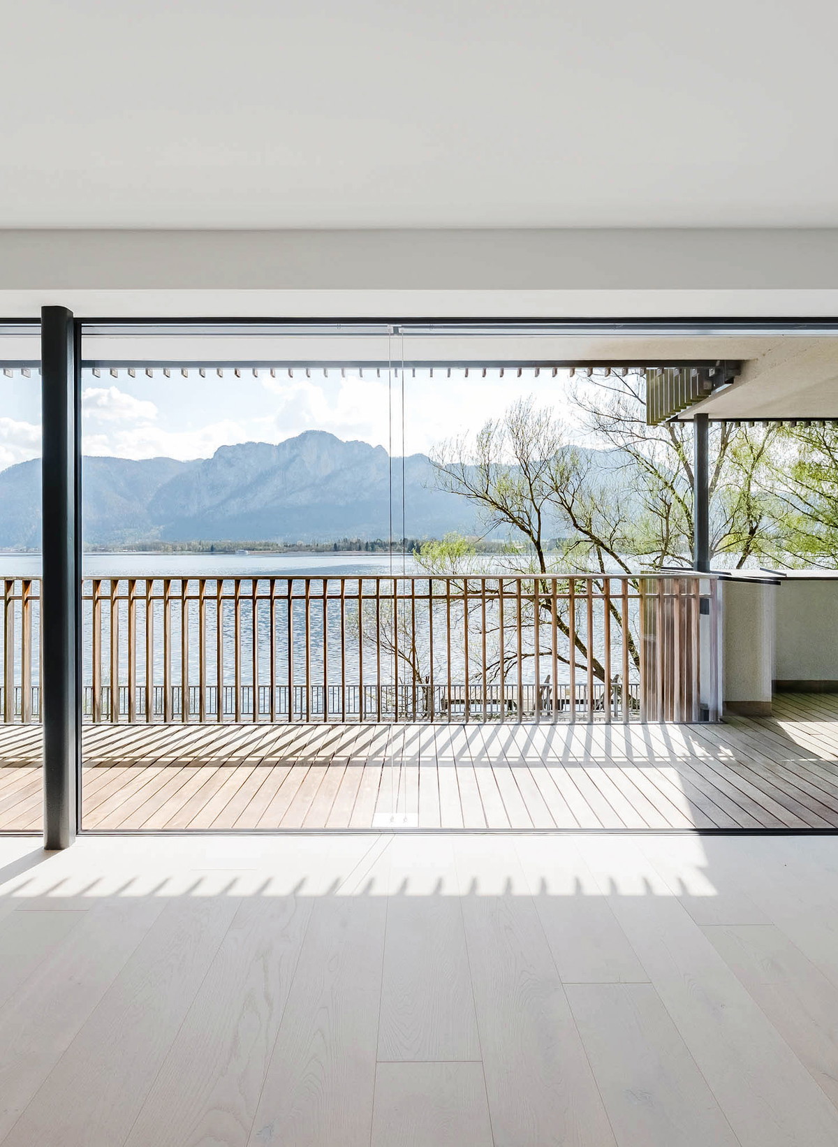 Pole-Position am Mondsee. In privilegierter Lage am Mondsee mit privatem Badesteg präsentiert sich dieses exklusive Ensemble  mit nur sechs Wohneinheiten. 
Eine Wohnung ist noch verfügbar: 
124 Quadratmeter Wohnfläche, 
80 Quadratmeter Terrasse, 
25 Quadratmeter Balkon mit 
Lamellenstruktur. Kaufpreis 
1,55 Millionen Euro. 
muhr-immobilien.at
