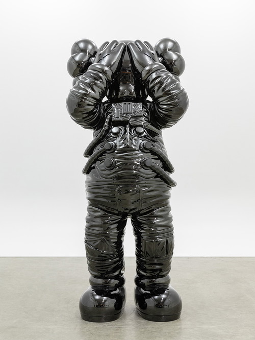 KAWS
»SPACE«, 2023, 
116 x 183 x 96 cm, Rostfreier Stahl