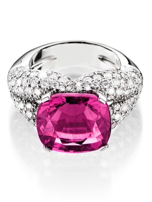 Ring »BAISER« mit großem Rubellit, gehalten von diamantbesetzten Lippen in 18 Karat Weißgold.