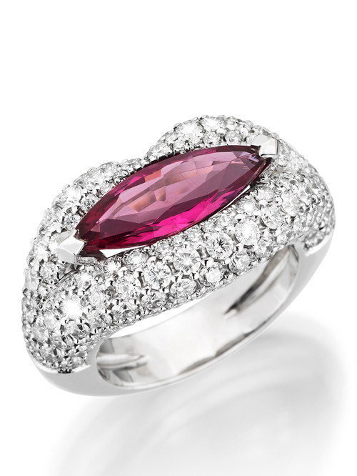 Ring »BISOU« mit Rubellit-Navette, gehalten von diamantbesetzten Lippen in 18 Karat Weißgold.