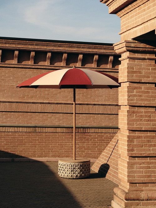Sonnenschirm »Ginko« und Schirmhalter »Patio Basket« von Ethimo Design Studio
