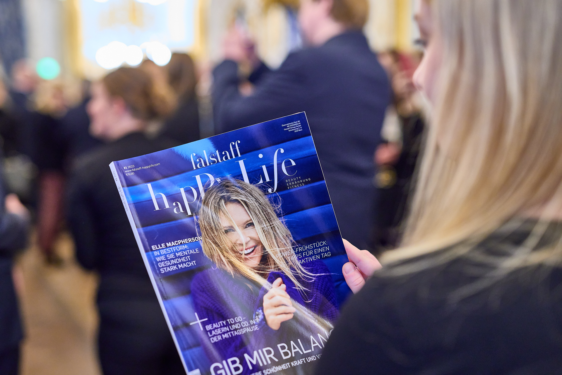 Das Supermodel Elle Macpherson ist der Coverstar der ersten Ausgabe des Happy Life Magazins.