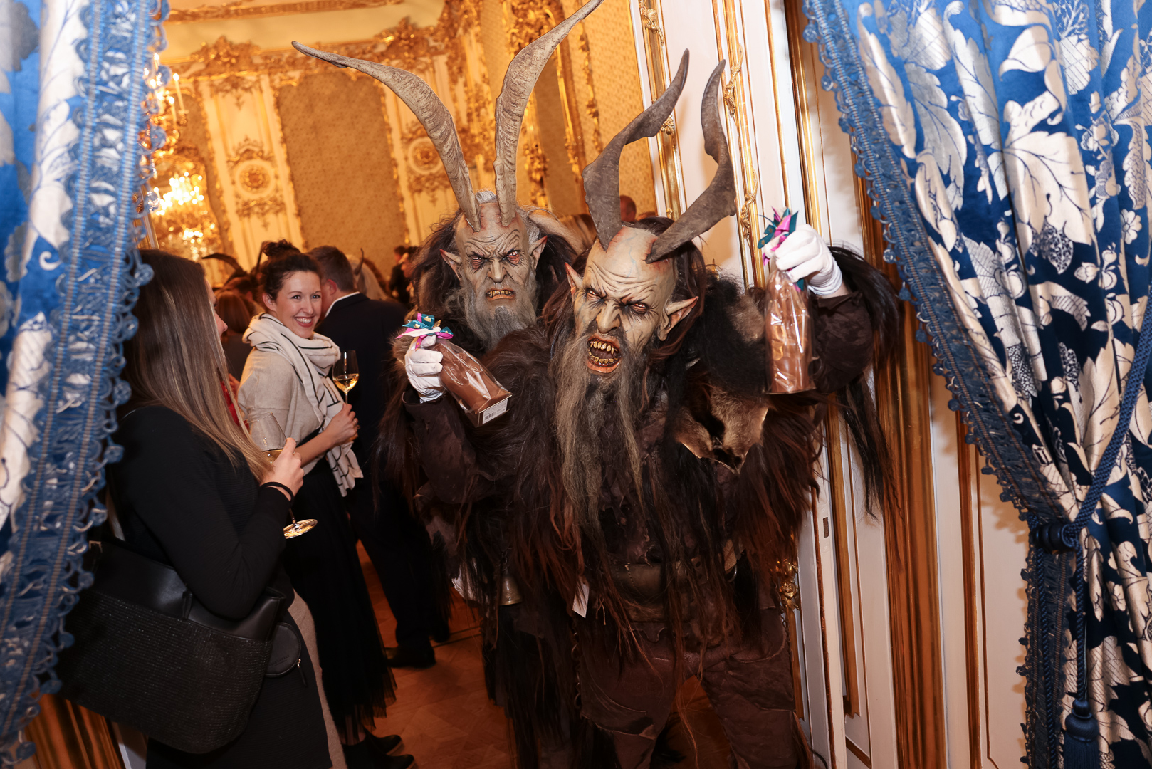 Überraschungsbesuch: Krampusse verteilten Schoko-Nikoläuse an die Gäste.