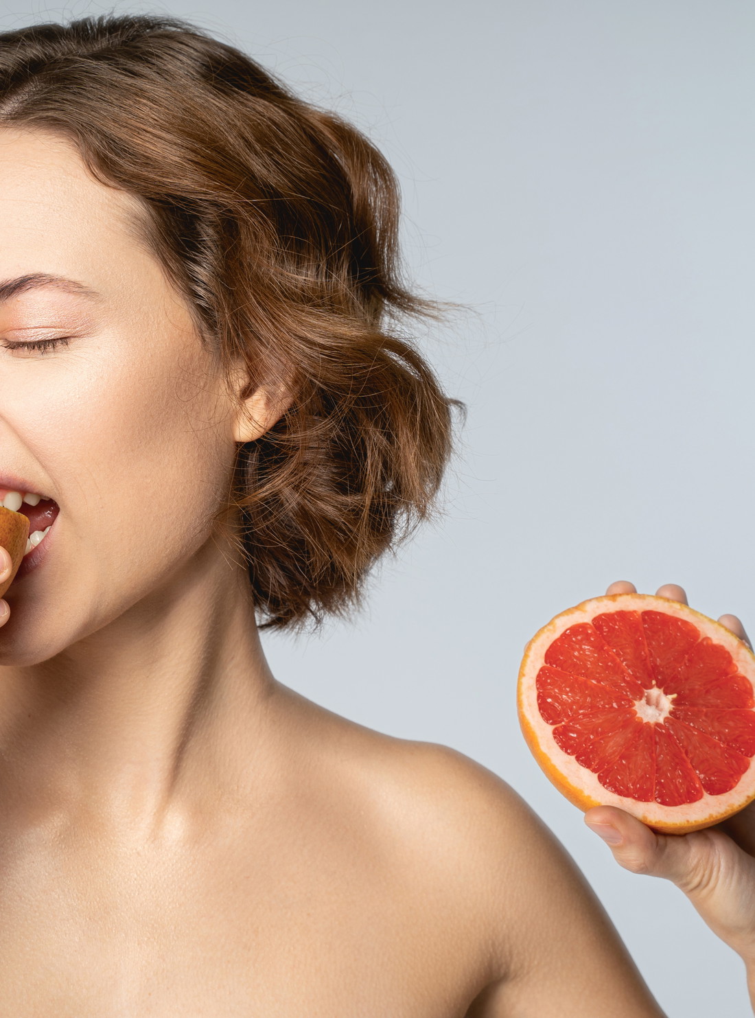 Die Haut ist das größte Organ des Körpers: Die Nahrung, die wir zu uns nehmen, wirkt sich direkt auf ihre Gesundheit aus. Antioxidantien wie Vitamin C
 und E schützen vor schädlichen freien Radikalen, Omega-3-Fettsäuren können dazu beitragen, Entzündungen zu reduzieren und die Haut geschmeidiger 
zu machen.
