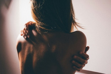 Diese drei einfachen Übungen für Zuhause machen den Rücken fit