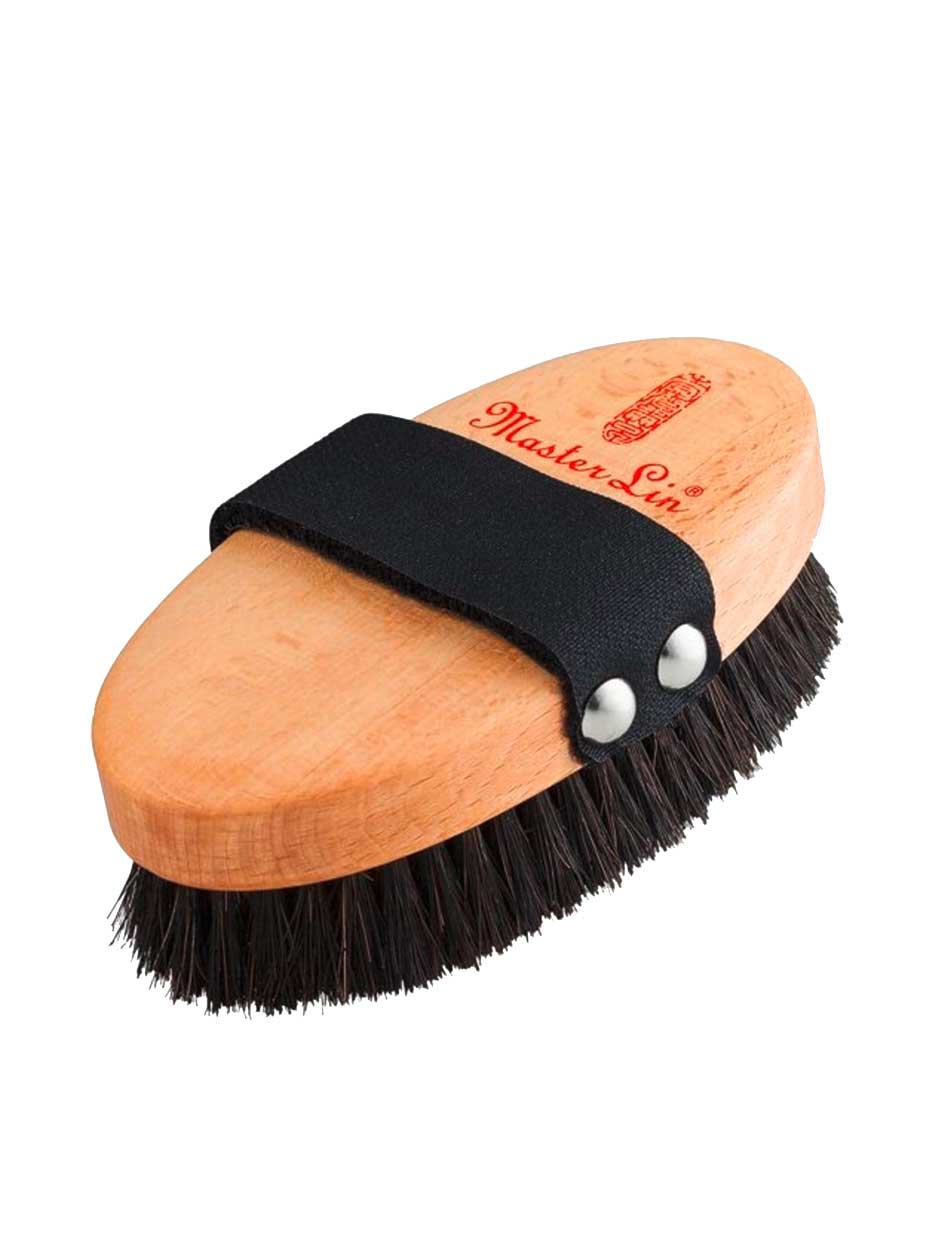 Aus heimischem Buchenholz und Rosshaar
ist die Körpermassagebürste von Master Lin. Um € 39,–.
masterlin.com