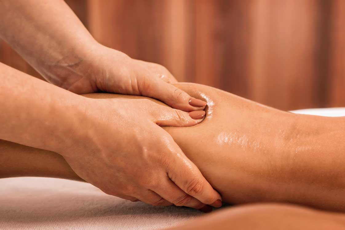 Eine Lymphmassage hilft beim Detox.