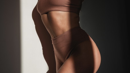 Flacher Bauch? Diese fünf Tipps wirken abseits vom Training