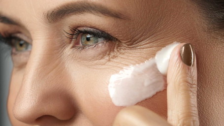 Sonnenschutz mit Anti-Aging-Effekt: Pflege-Highlights für reife Haut