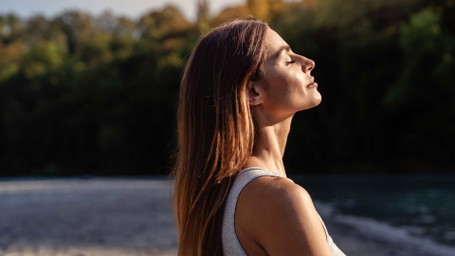 Zyklus und Hitze: Die besten Tipps für Frauen im Sommer