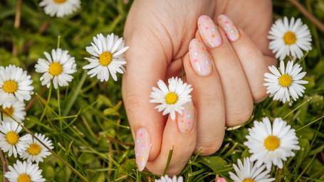 Polka Dot Nails: Verspielter Nail-Art-Trend mit Retro-Charme
