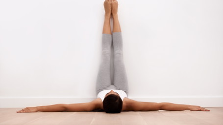 Wie eine einfache Yogapose den Cortisolspiegel senken kann