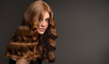 Glossy Waves: Die Trendfrisur für die Weihnachtsfeiertage