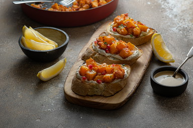 Cremiger Ofenkürbis mit Tahini, Sesam und warmem Kräuteröl