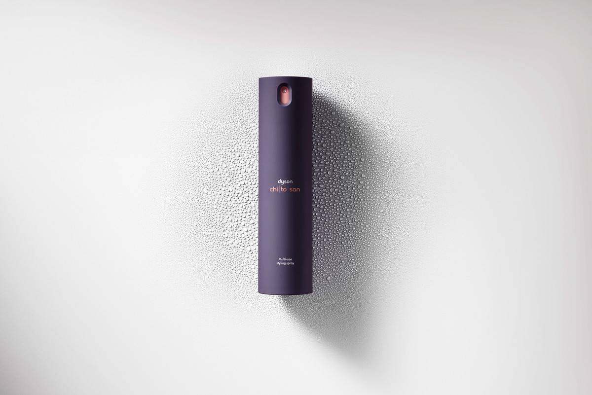 Zwei Mal längeren Halt als andere Styling-
sprays verspricht der Multi-Use-Stylingspray 
»Chitosan« dank der einmaligen Dyson-Triodetic-Technologie. Um € 73,–.
dyson.at