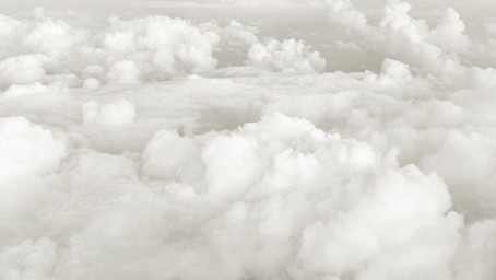 Pantone Cloud Dancer: Beauty-Produkte in der Trendfarbe des Jahres