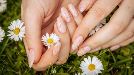 »Spring Nails«: Zarte Farben, neue Texturen und ein Hauch von Glow