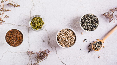Trend »Seed Cycling«: Wie Samen den Hormonhaushalt unterstützen können