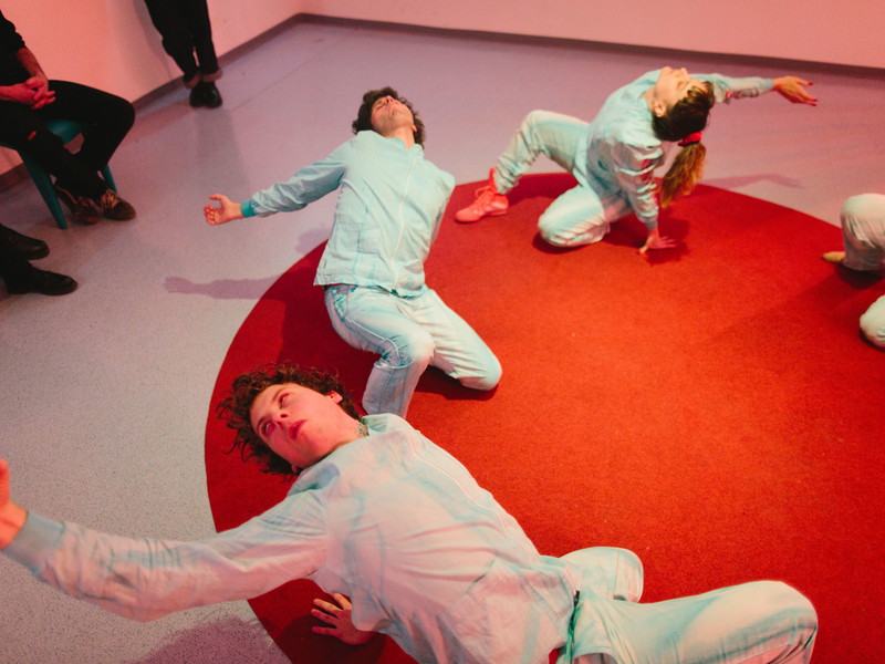 Das Ensemble von „Kill my Phantoms!”: b. fleischmann, Martin Hemmer, Phillipp Laabmayr, Alice Peterhans,  Julia Schranz und Birgit Stöger.