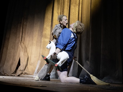 In „Diener zweier Herren" am Berliner Ensemble kommen Judith Engel (links) und Stefanie Reinsperger auf die Bühne - und belegen damit „Herrenrollen".