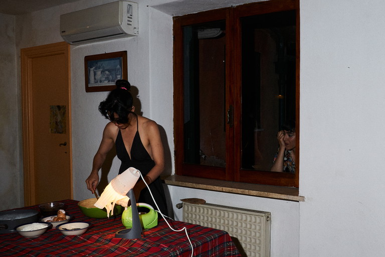 Die Performance-Künstlerin Yalda Pakzad ist extra aus Rom angereist, denn ihre Performances drehen sich hauptsächlich um das Thema Kochen – und passen damit perfekt in das Konzept des Salons.
