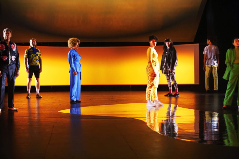 Falilou Seck, Tim Freudensprung, Abak Safaei-Rad, Shari Asha Crosson, Ariane Andereggen, Moses Leo, Hanh Mai Thi Tran in „1000 Serpentinen Angst".