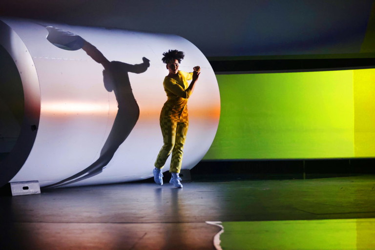 Shari Asha Crosson in „1000 Serpentinen Angst" am Maxim Gorki Theater. 