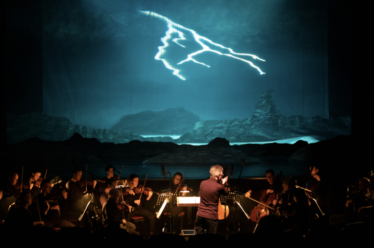 Kjartan Sveinsson, Gründungsmitglied der berühmten isländischen Band Sigur Rós, schrieb exklusiv eine Komposition für ein großes Orchester und einen Chor. Am 17. März findet die Wien-Premiere im Volkstheater statt.