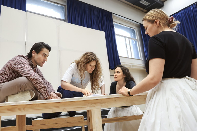 Intensive Vorbereitung. Leonardo Capalbo, Lotte de Beer, Rebecca Nelsen und Matilda Sterby erarbeiten auf der Volksopern- Probebühne das Stück gemeinsam.