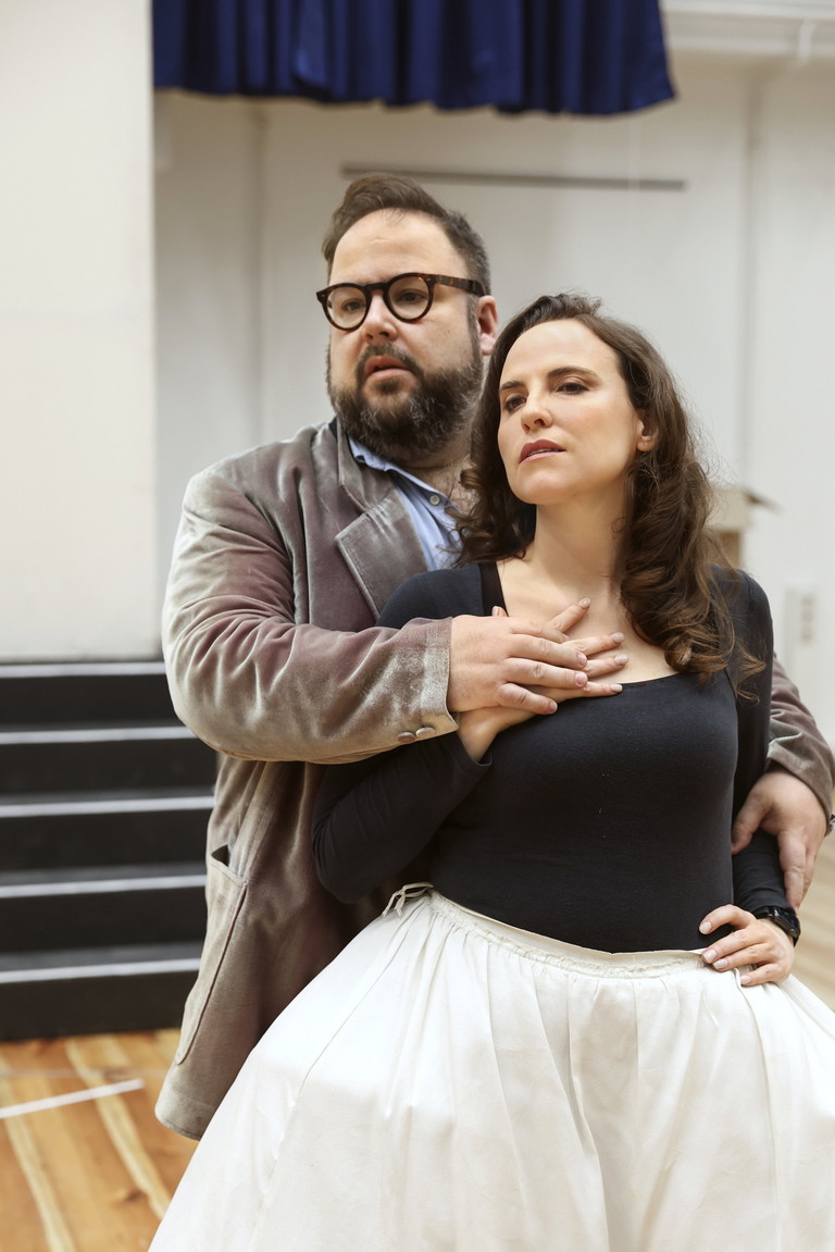Toxische Beziehung. Timothy Fallon ist der Dichter Prunier, dessen Sicht auf Frauen man als „male gaze“ bezeichnen kann. Rebecca Nelsen begehrt als Lisette nicht nur gegen ihn auf.